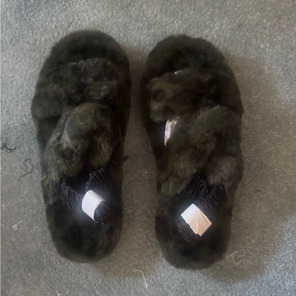 Array size 8 soft and cozy cheetah olive green and black sandals/slippers - Picture 4 of 5